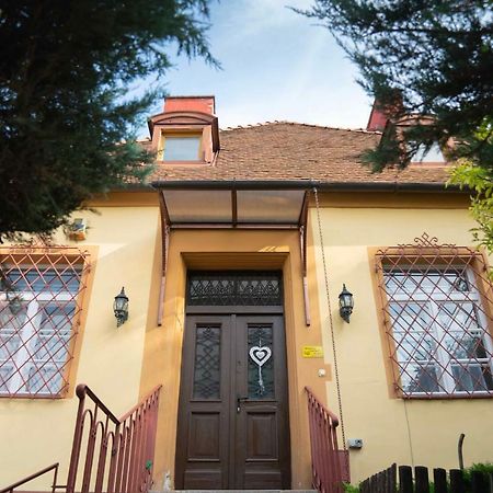Katus Apartman Apartment Егер Екстериор снимка