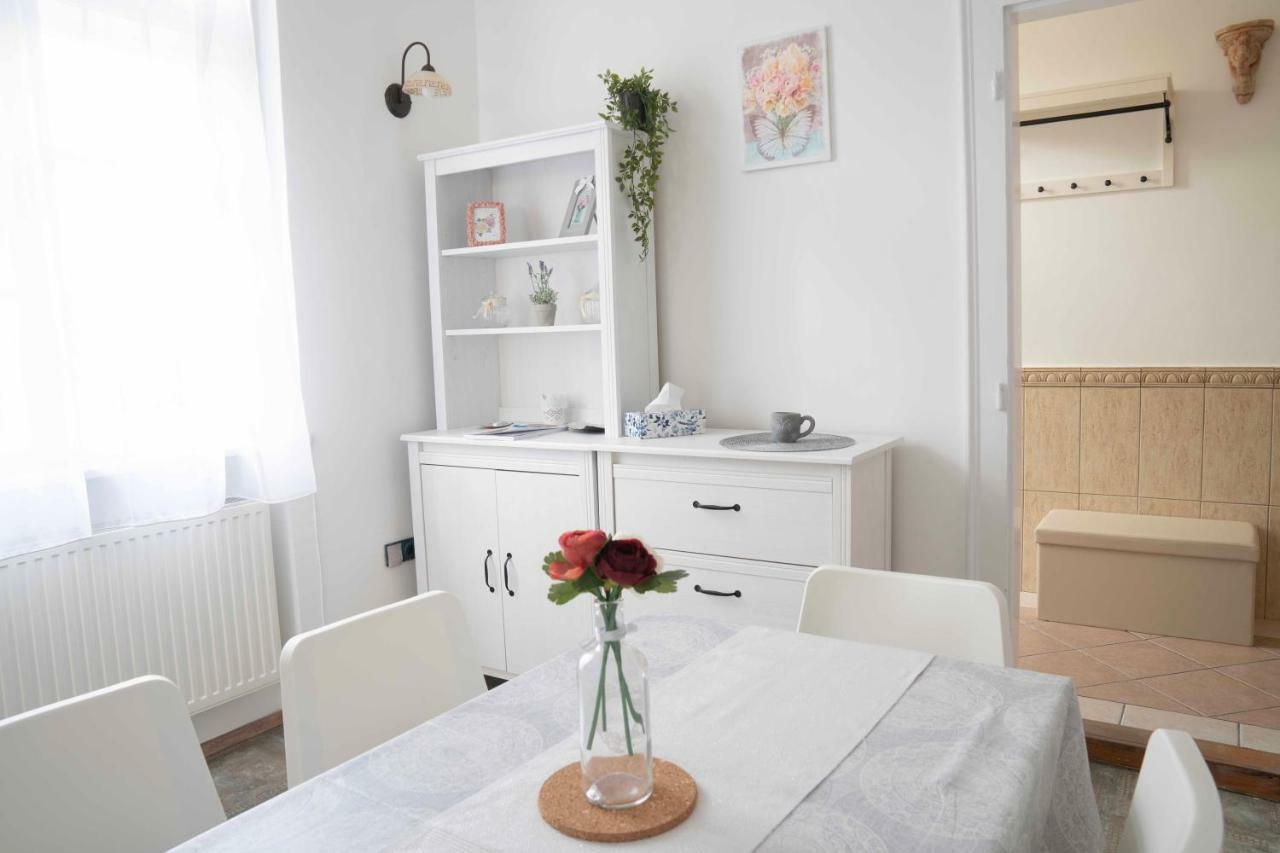 Katus Apartman Apartment Егер Екстериор снимка